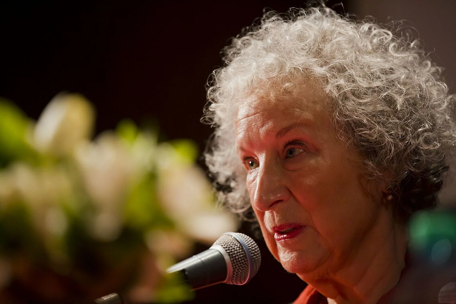 Margaret Atwood | From the origins to a dystopian future