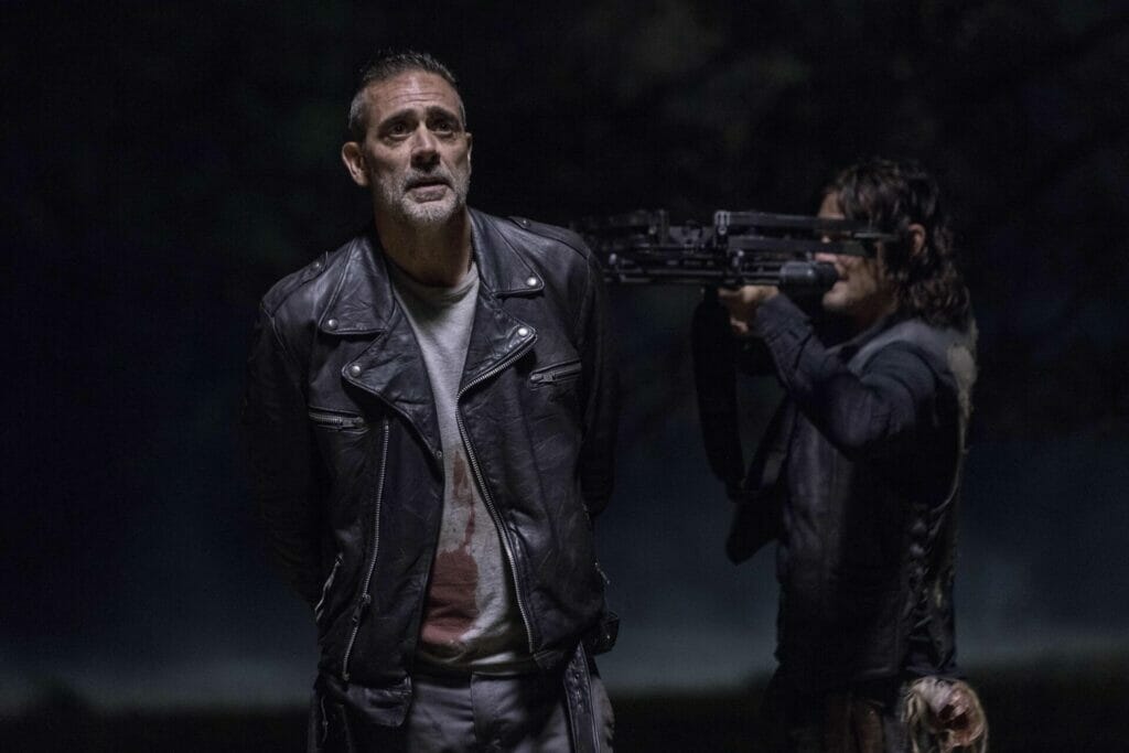 Norman Reedus interpreta Daryl Dixon, e Jeffrey Dean Morgan Negan nella serie The Walking Dead 

