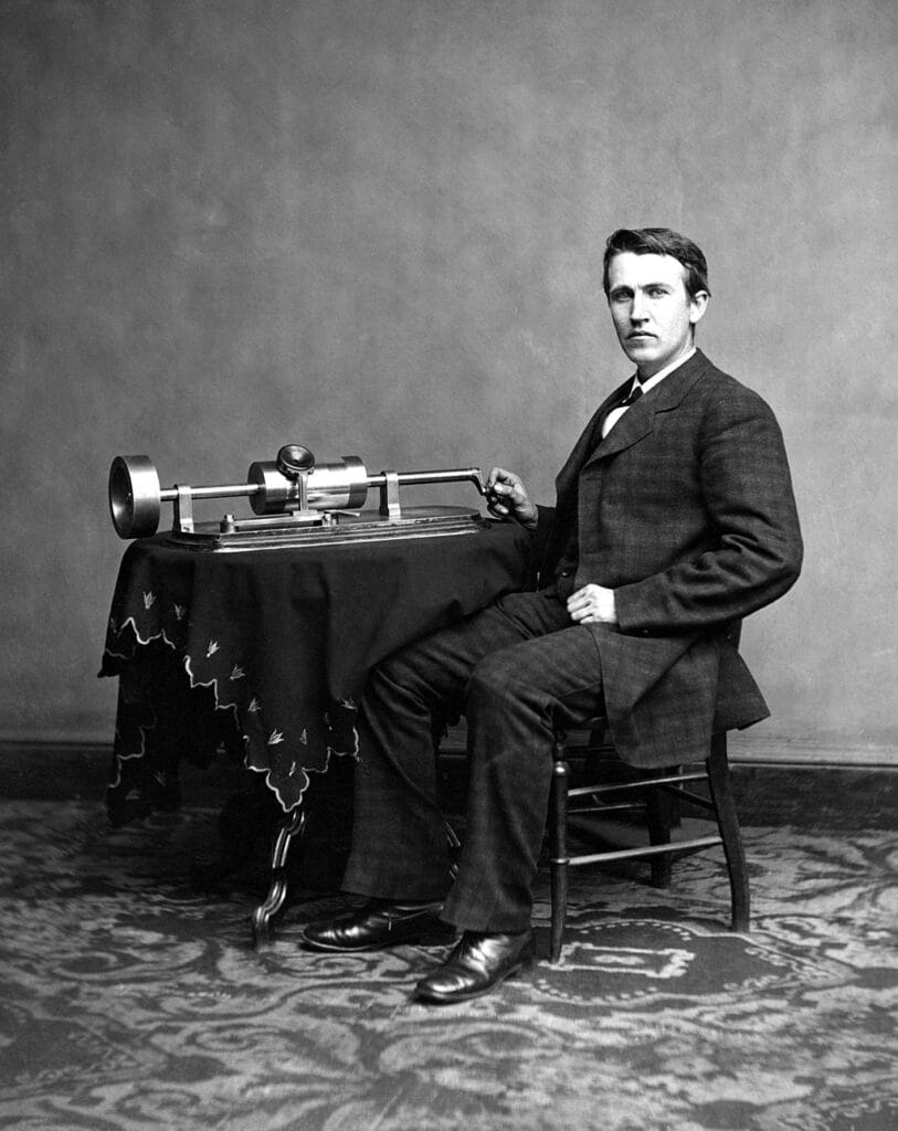 Edison con il suo primo fonografo, 1878.