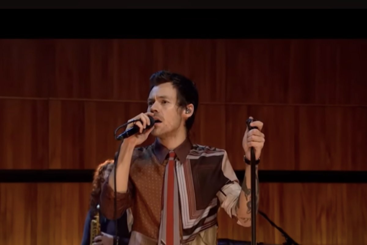 Harry Styles zachwyca słuchaczy swoim wykonaniem „Everybody Wants to Rule the World” na BBC Radio 1: znaczenie tej piosenki
